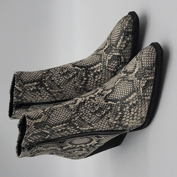 1539- Zodiac Women's Ramona Vegan Ankle Boots Size 7.5 NWT - Picture 1 of 13